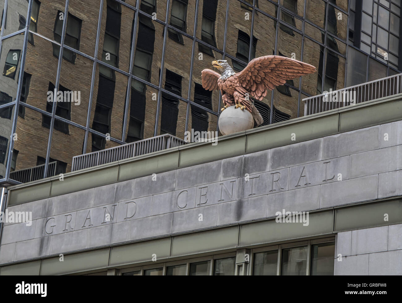 Una scultura di un aquila calva al Grand Central Terminal di New York City. Foto Stock