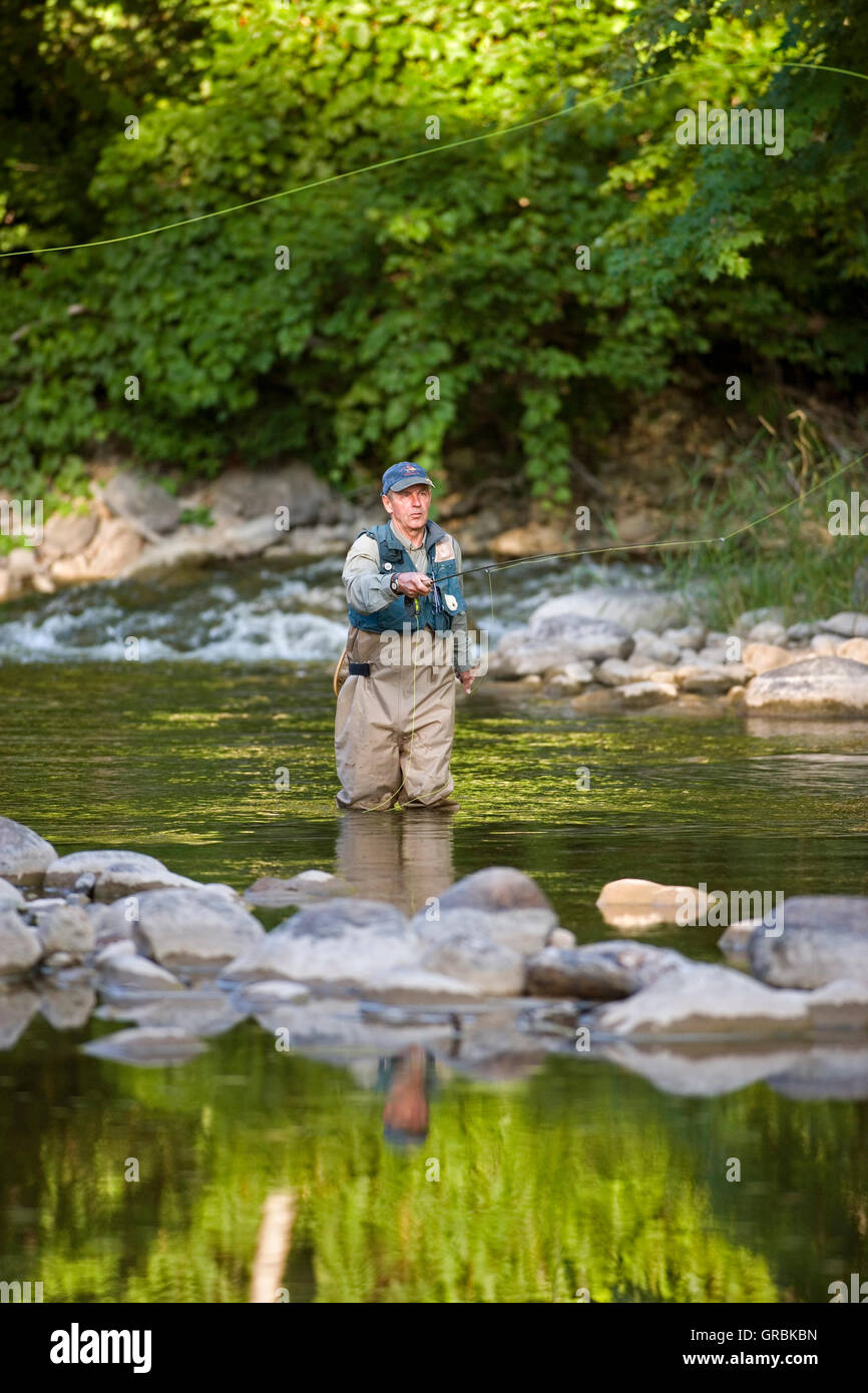 Uomo di pesca a mosca nel fiume, America del nord, Canada Ontario Foto Stock