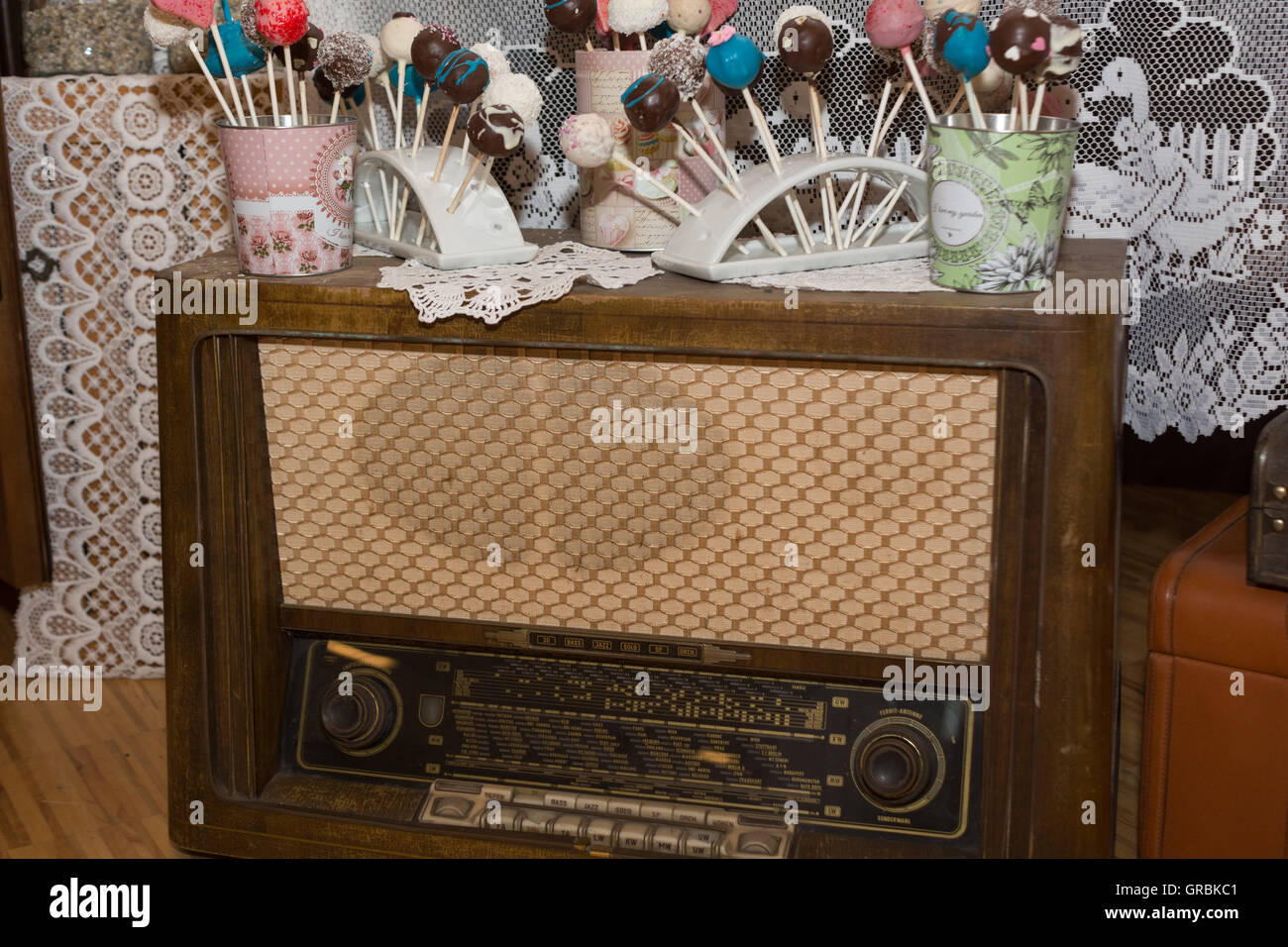 Nostalgico retrò radio con una scelta di lecca-lecca Foto Stock