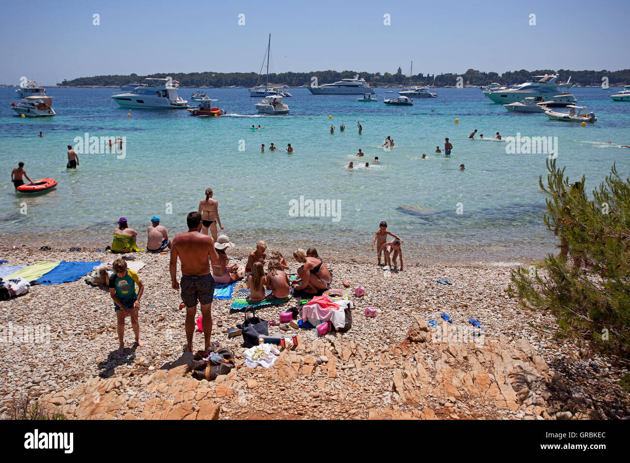 Persone rilassarsi sulla spiaggia e di nuoto a Île Sainte Marguerite, Îles de Lérins, Francia Foto Stock