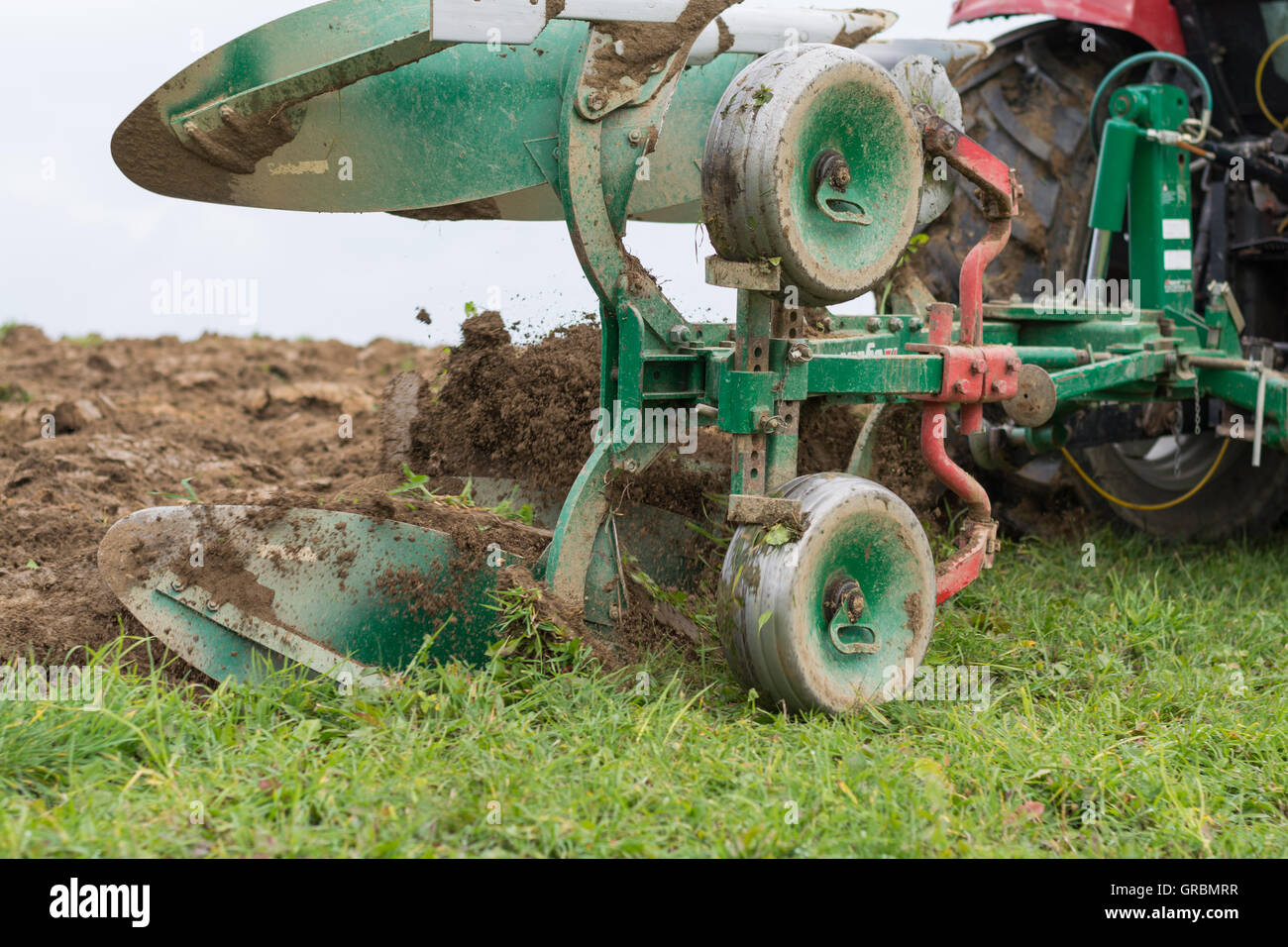 Contadino ara terreni agricoli freschi Foto Stock