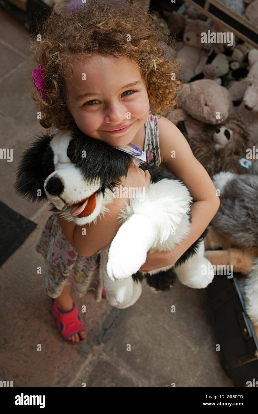 Un sorridente ragazza con un cane giocattolo Foto Stock