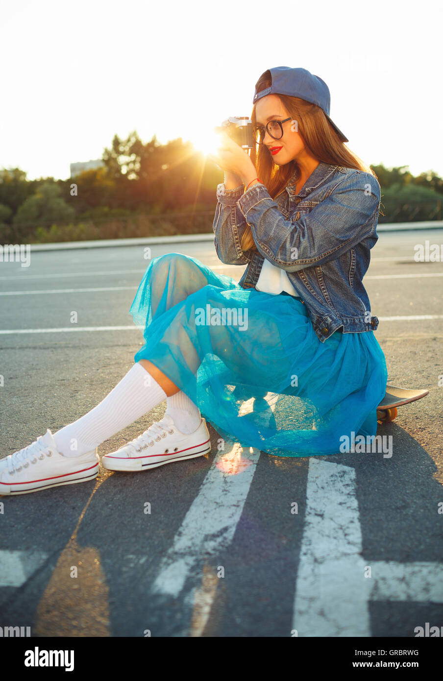 Estate Outdoor Lifestyle ritratto della ragazza hipster con la vecchia macchina fotografica Foto Stock