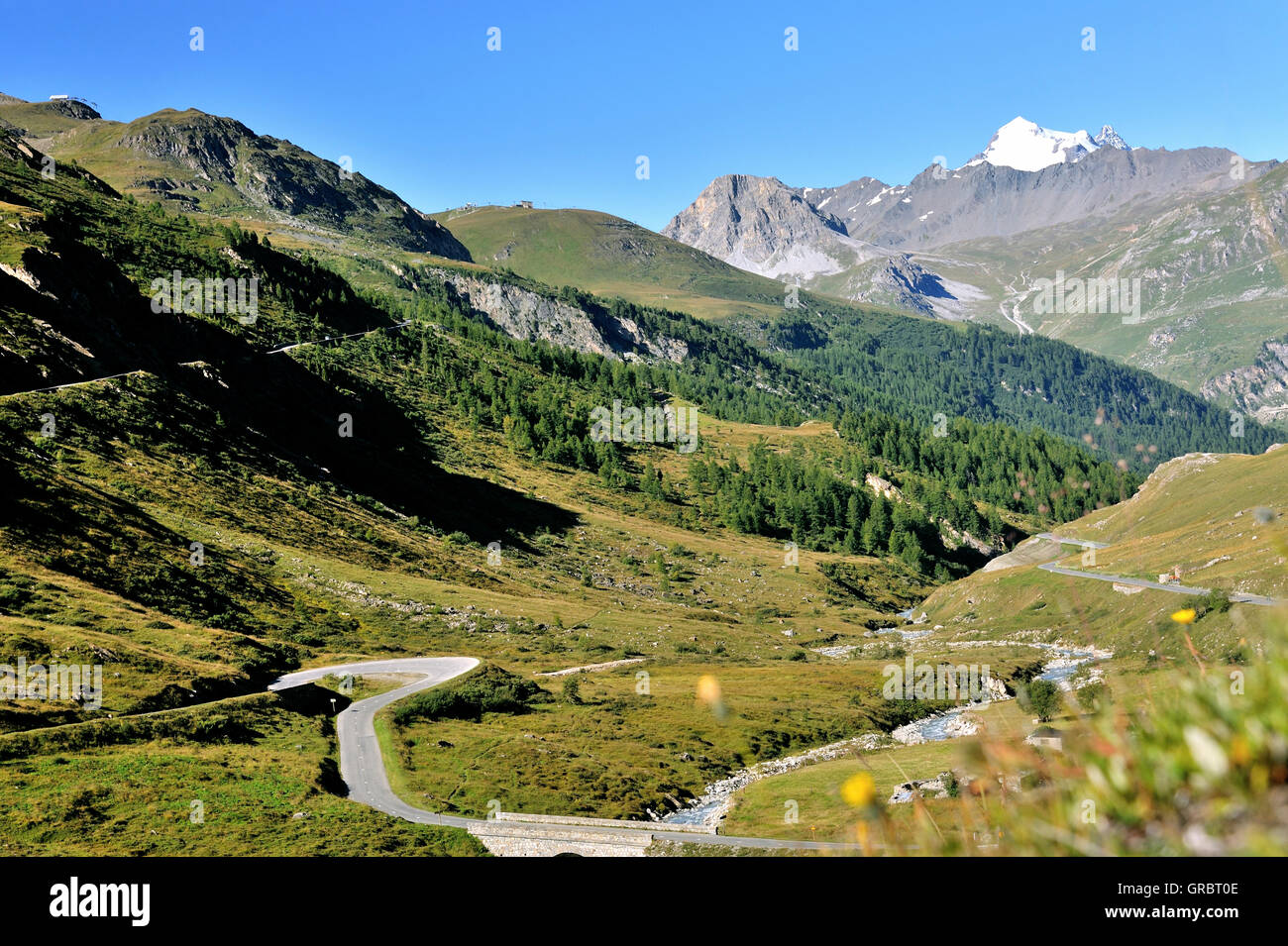 Valle del fiume Isère presso il ponte Pont St. Charles, sulle Alpi francesi, Francia Foto Stock