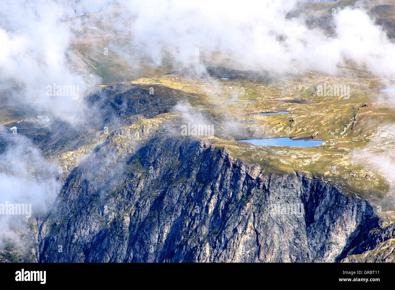 Altopiano di montagna, Plateau D Emparis con la sua catena di laghi, parzialmente coperto di nuvole, Francia Foto Stock