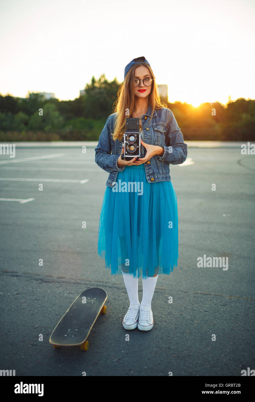 Estate Outdoor Lifestyle ritratto della ragazza hipster con la vecchia macchina fotografica Foto Stock