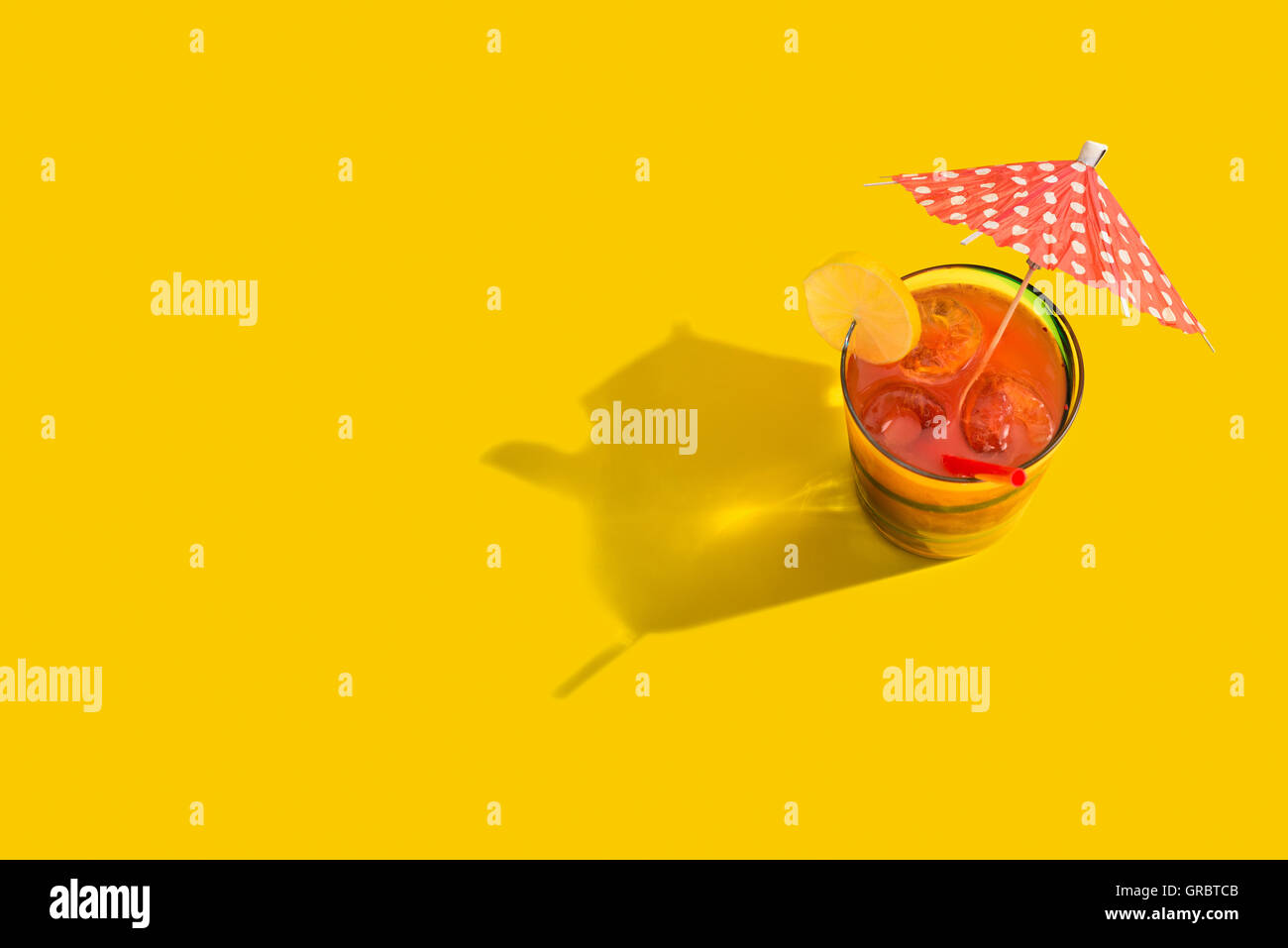 Un drink rinfrescante con ombrellone Foto Stock