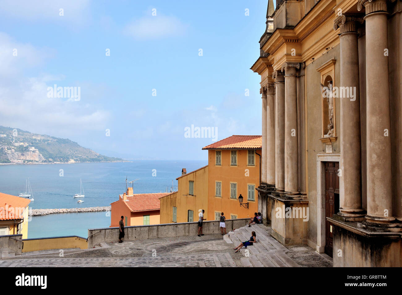 La vista sul mare dalla pittoresca cittadina Menton sulla Riviera Francese, Unfar frontiera con l'Italia, le Alpi francesi, Francia Foto Stock