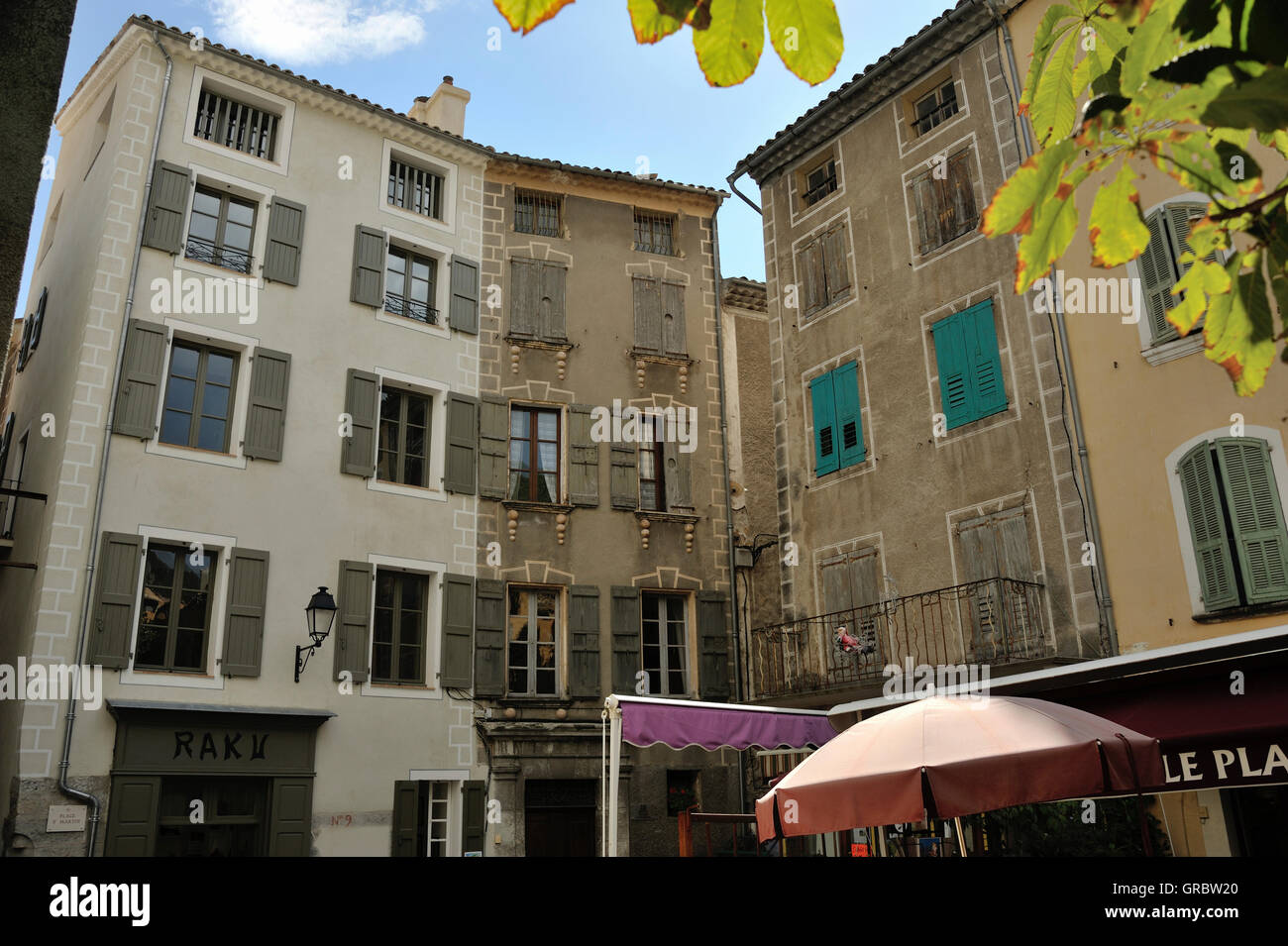 Piazza tra le strette viuzze in Entrevaux , Le Alpi Francesi, Francia Foto Stock