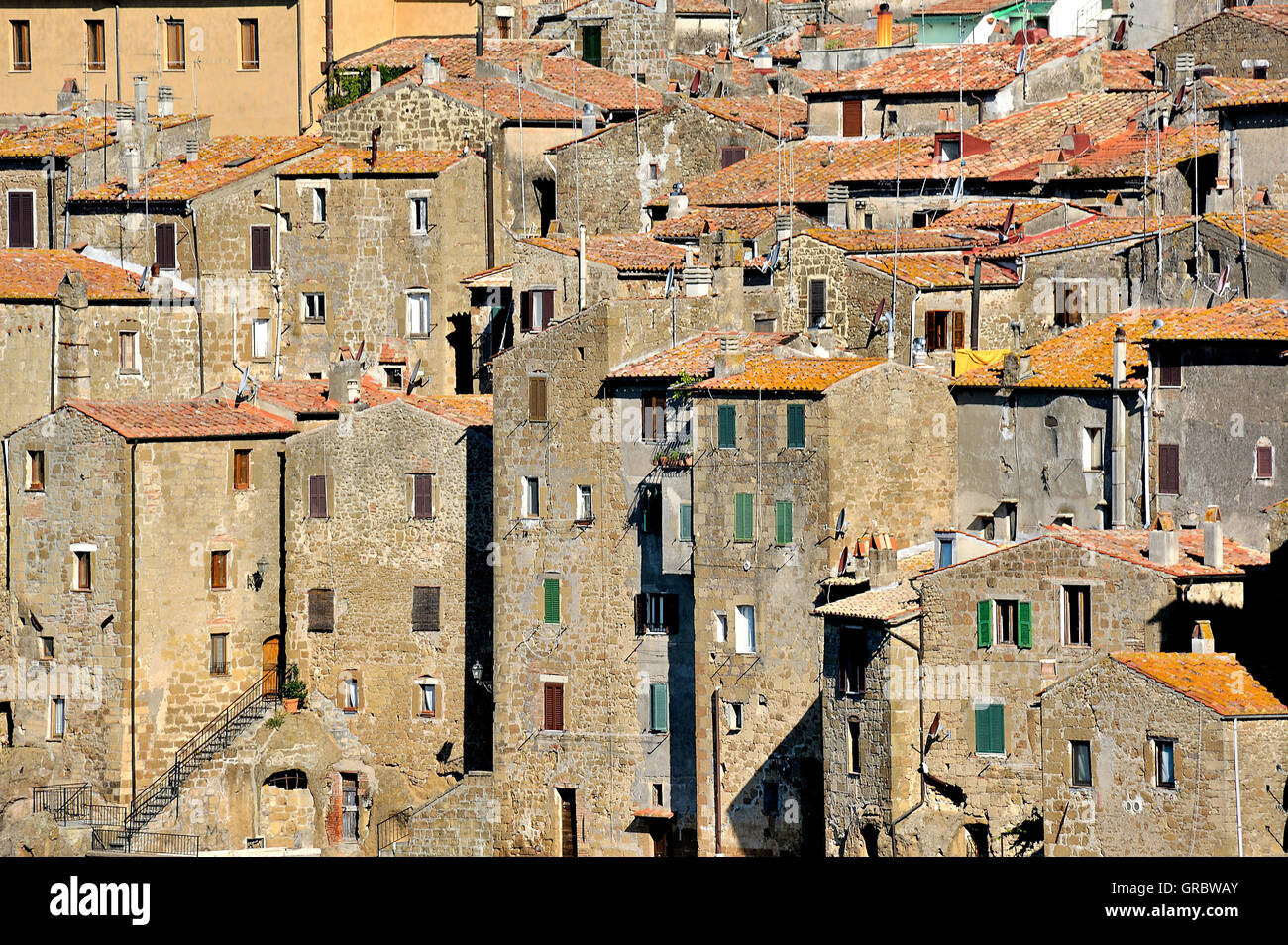 Pitigliano, stretto ad alta costruito case costruite a partire da pietra di tufo, sud della Toscana, Italia Foto Stock