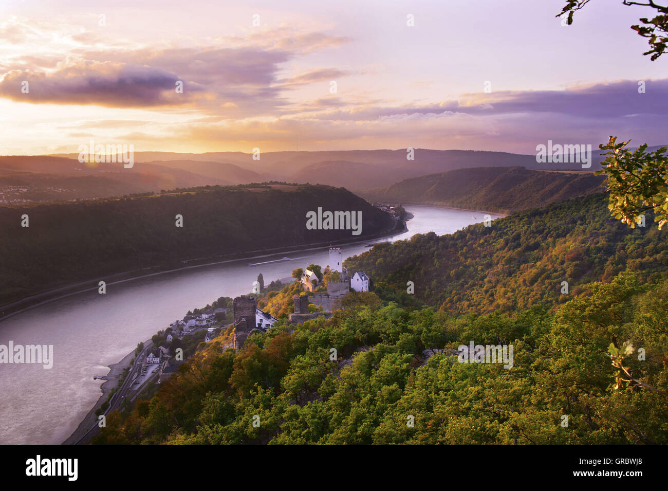 Vista panoramica del Reno con castello e Sterrenberg Liebenstein Castello al tramonto, entrambi compresi chiamato Feindliche Brueder, Valle del Reno superiore e centrale, Germania Foto Stock