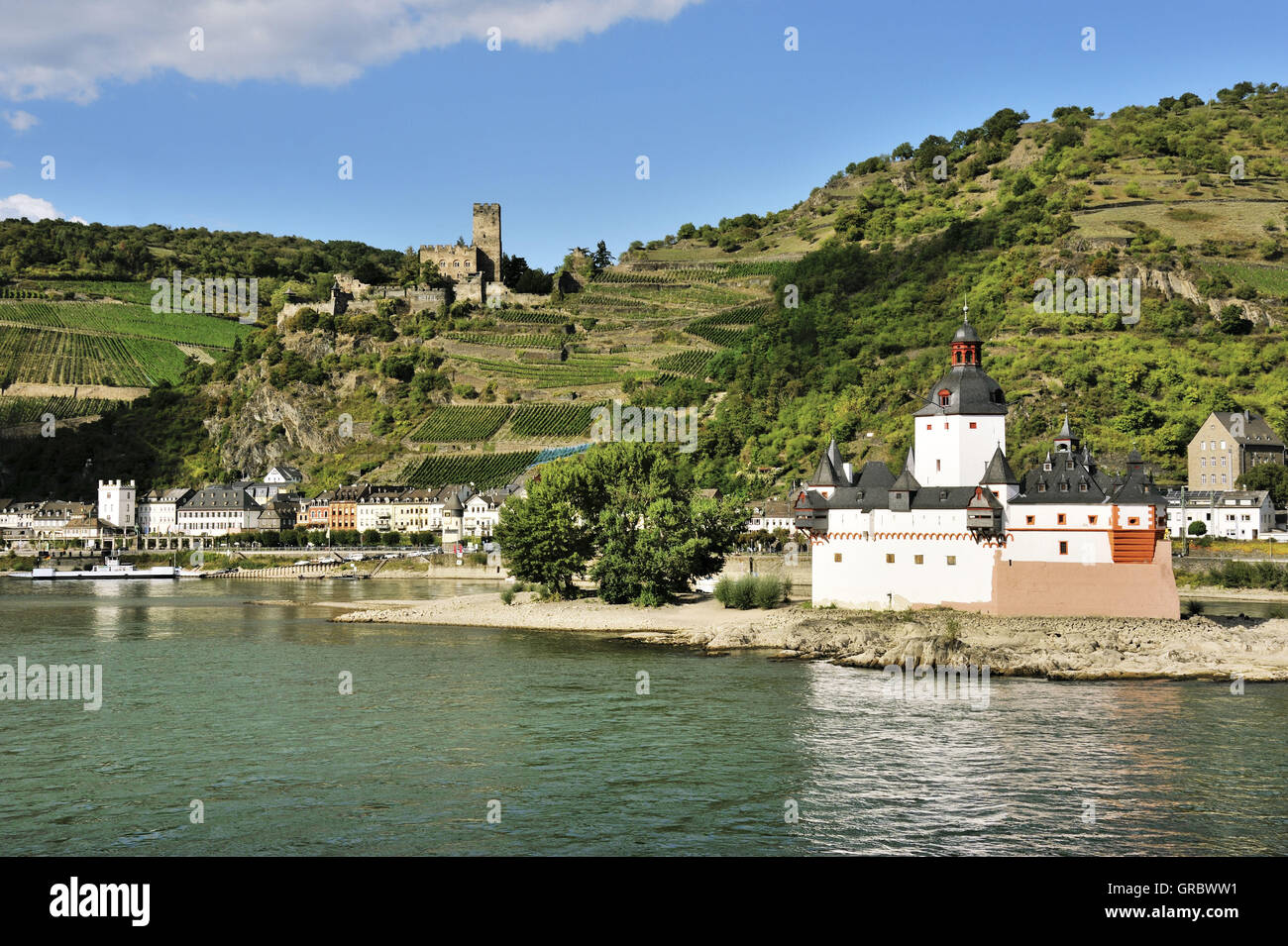 Il castello Pfalzgrafenstein, Castello di pedaggio nel centro del Reno, Città Kaub e Castello di Gutenfels in background, Valle del Reno superiore e centrale, Germania Foto Stock