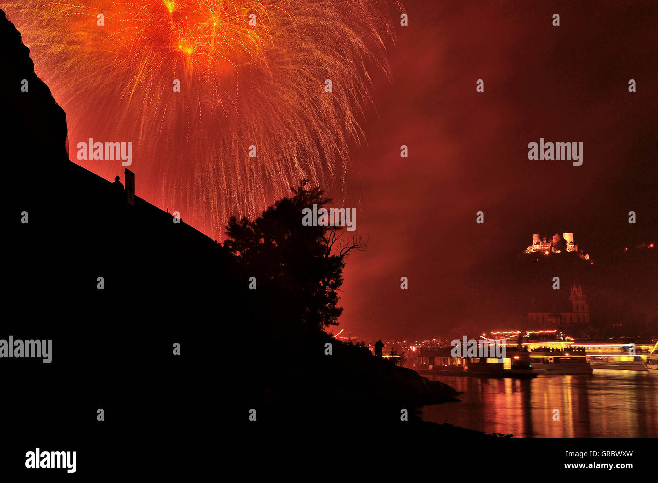 Fuochi d'artificio a Oberwesel città per il Festival del Reno in fiamme, Schönburg Castle, le imbarcazioni da diporto sul Reno, Valle del Reno superiore e centrale, Germania Foto Stock