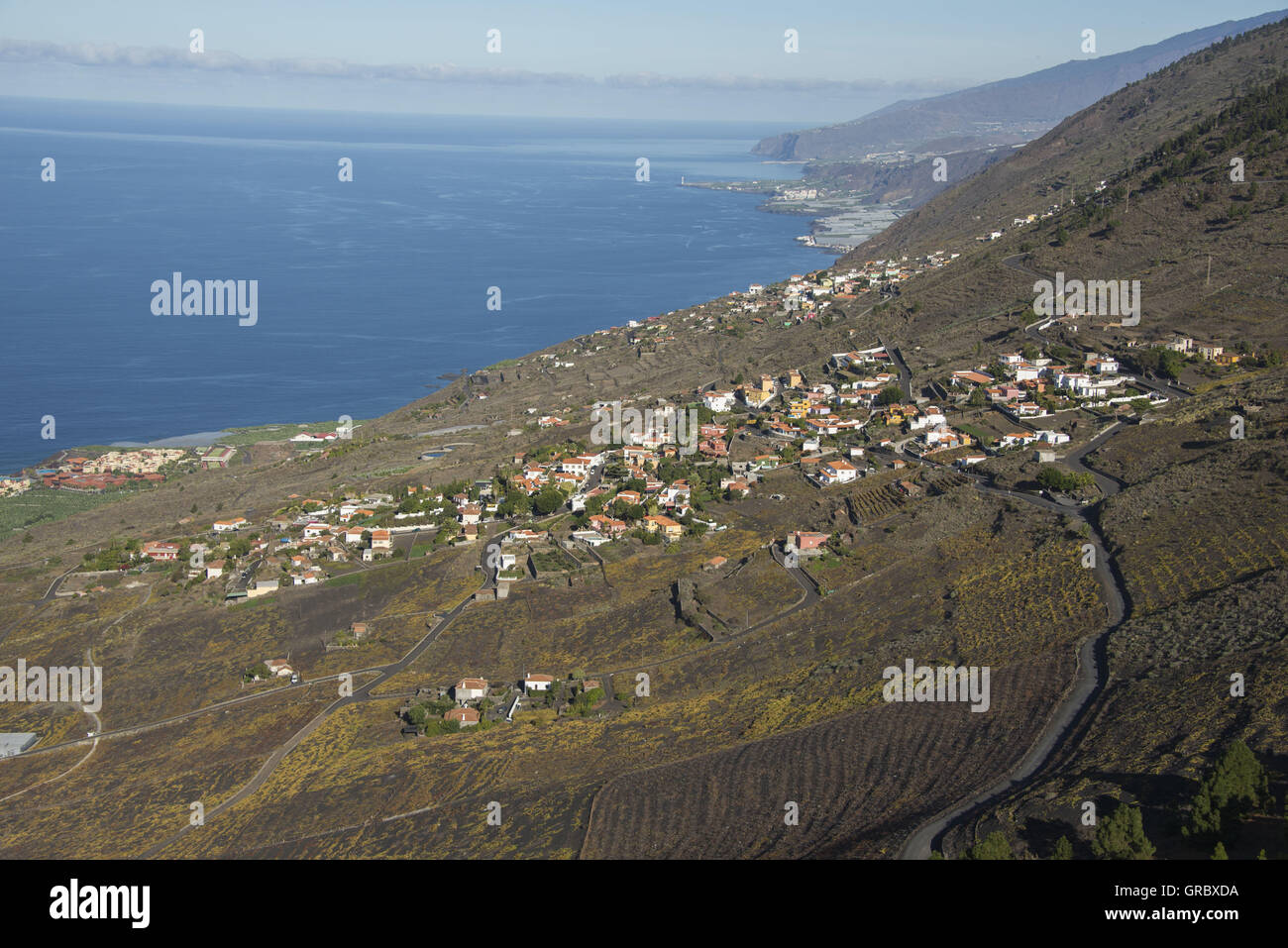Vista dal vulcano San Juan su vigneti, las Indias e l'Oceano Atlantico, La Palma, Isole Canarie Foto Stock