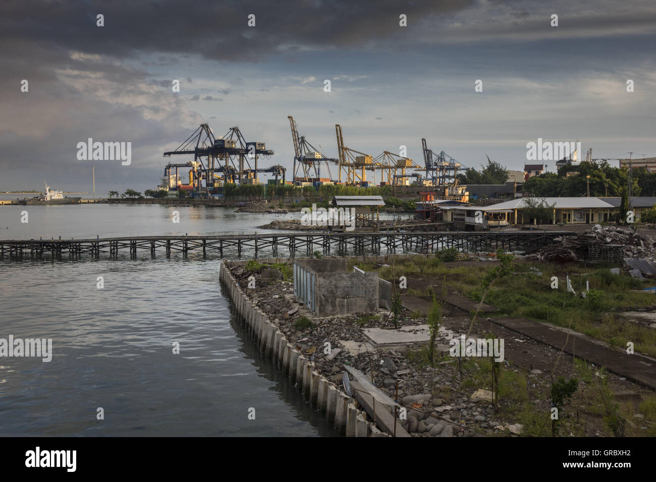 Vista sul porto industriale di Makassar, Ujung Pandang, con gru portuali, Sulawesi meridionale, Indonesia Foto Stock