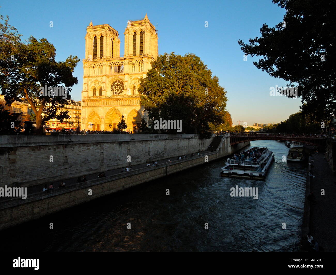 Notre Dame de Paris fronte ovest di sera Sun Foto Stock