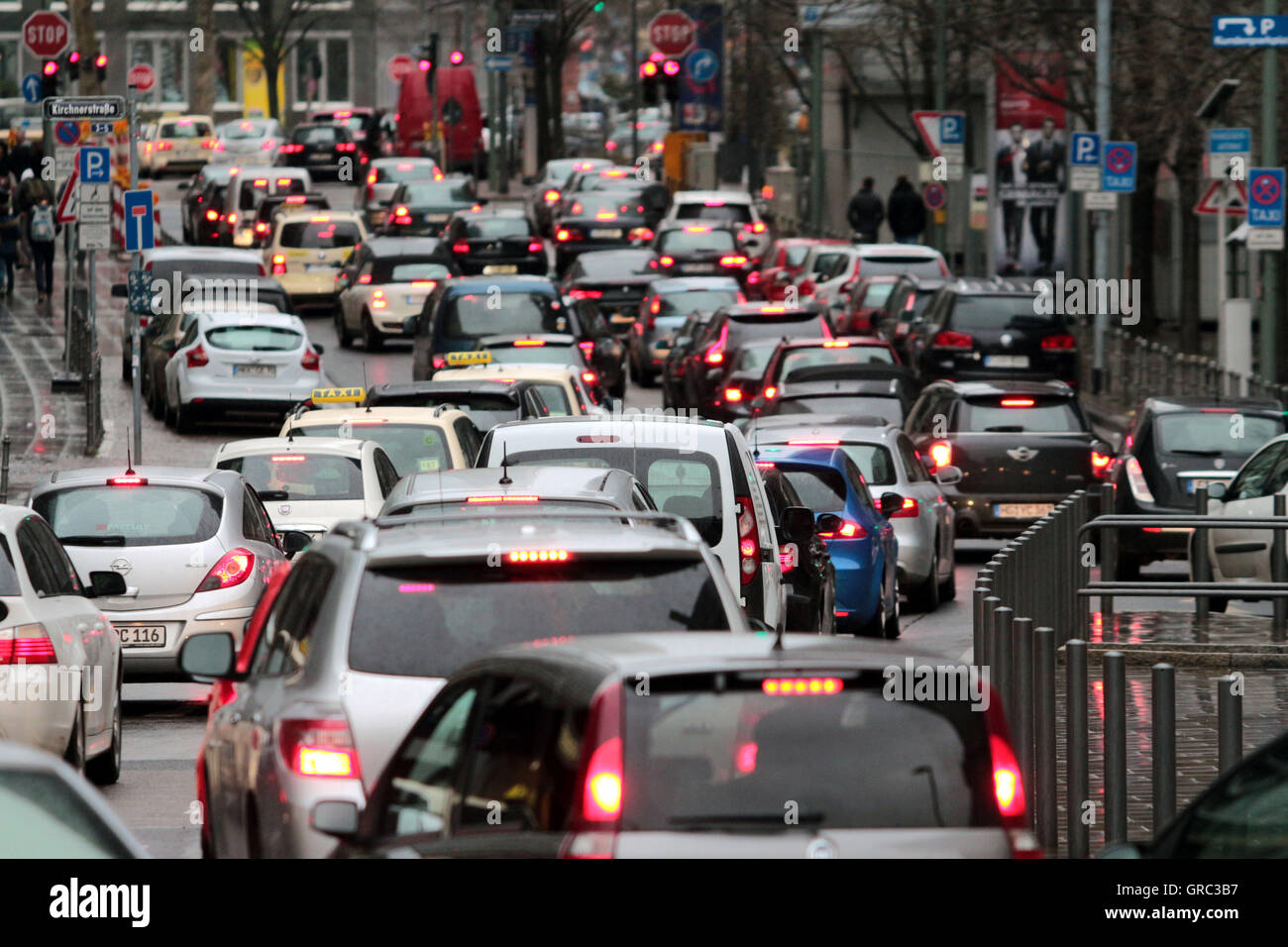 Inceppamento di traffico durante le ore di punta a Francoforte Foto Stock