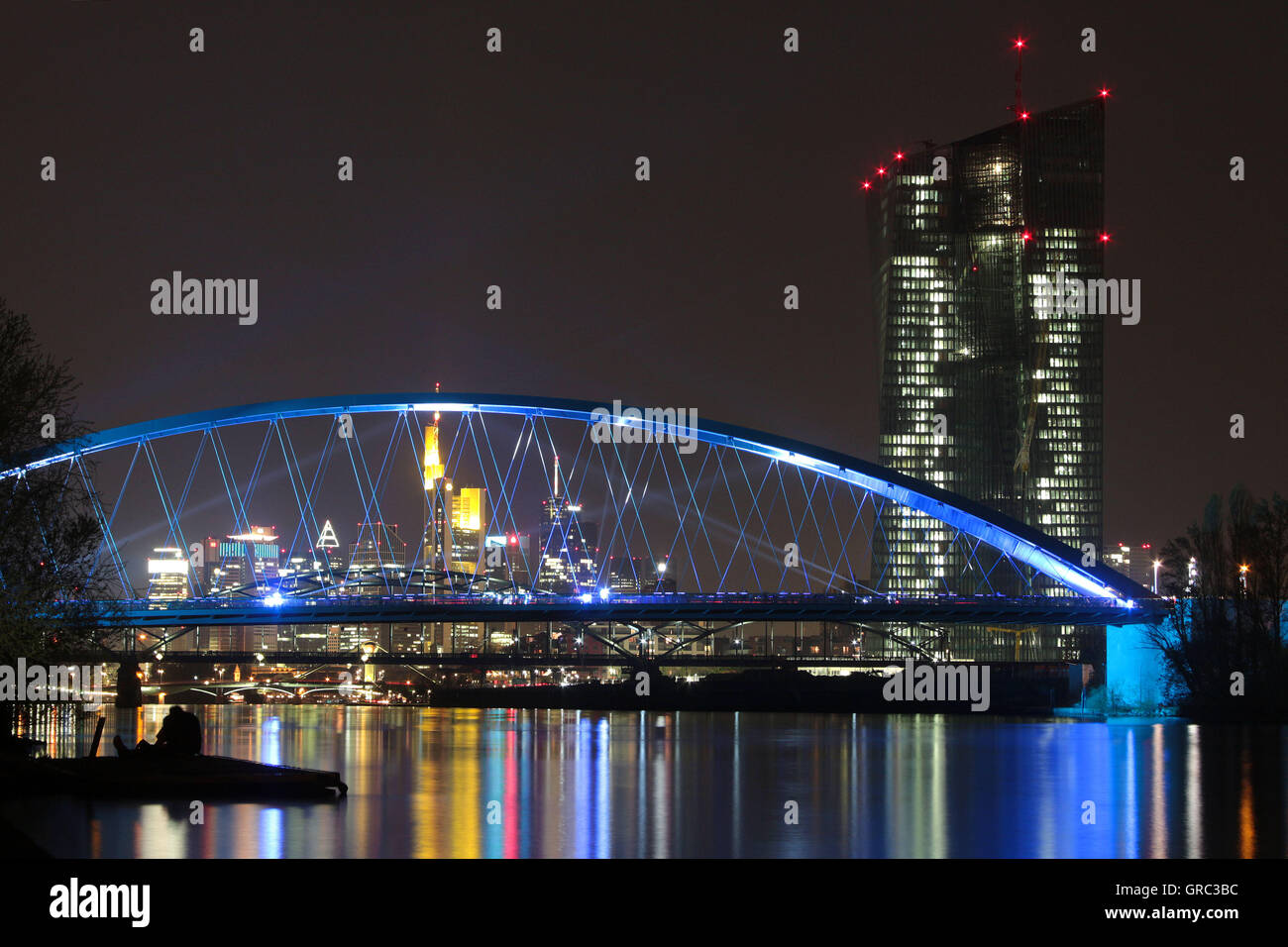 Skyline di distretto bancario e la nuova Banca centrale europea di Francoforte a torre di notte Foto Stock