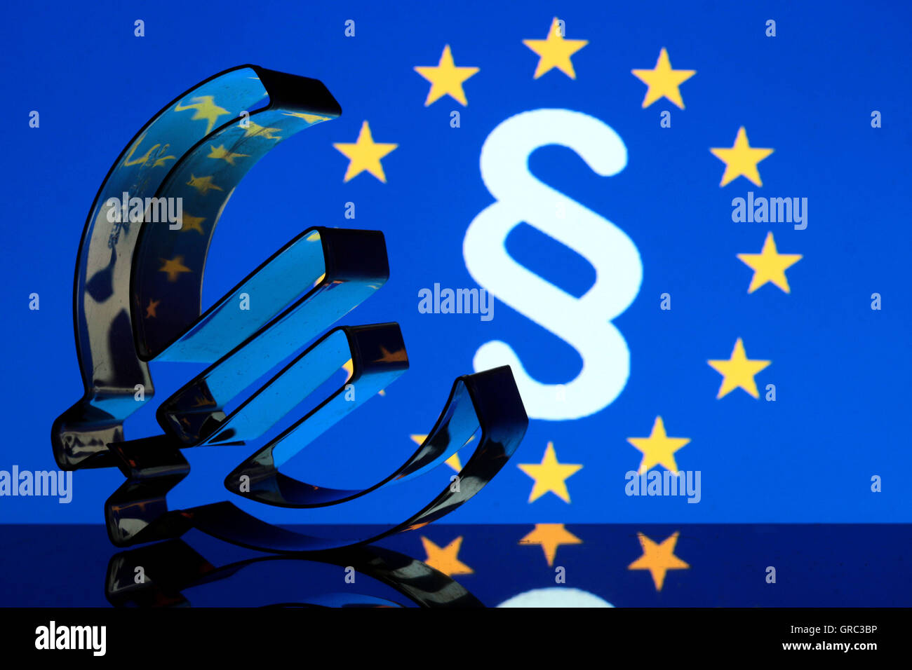 Simbolo Euro con pittogramma paragrafo e bandiera Ue Foto Stock
