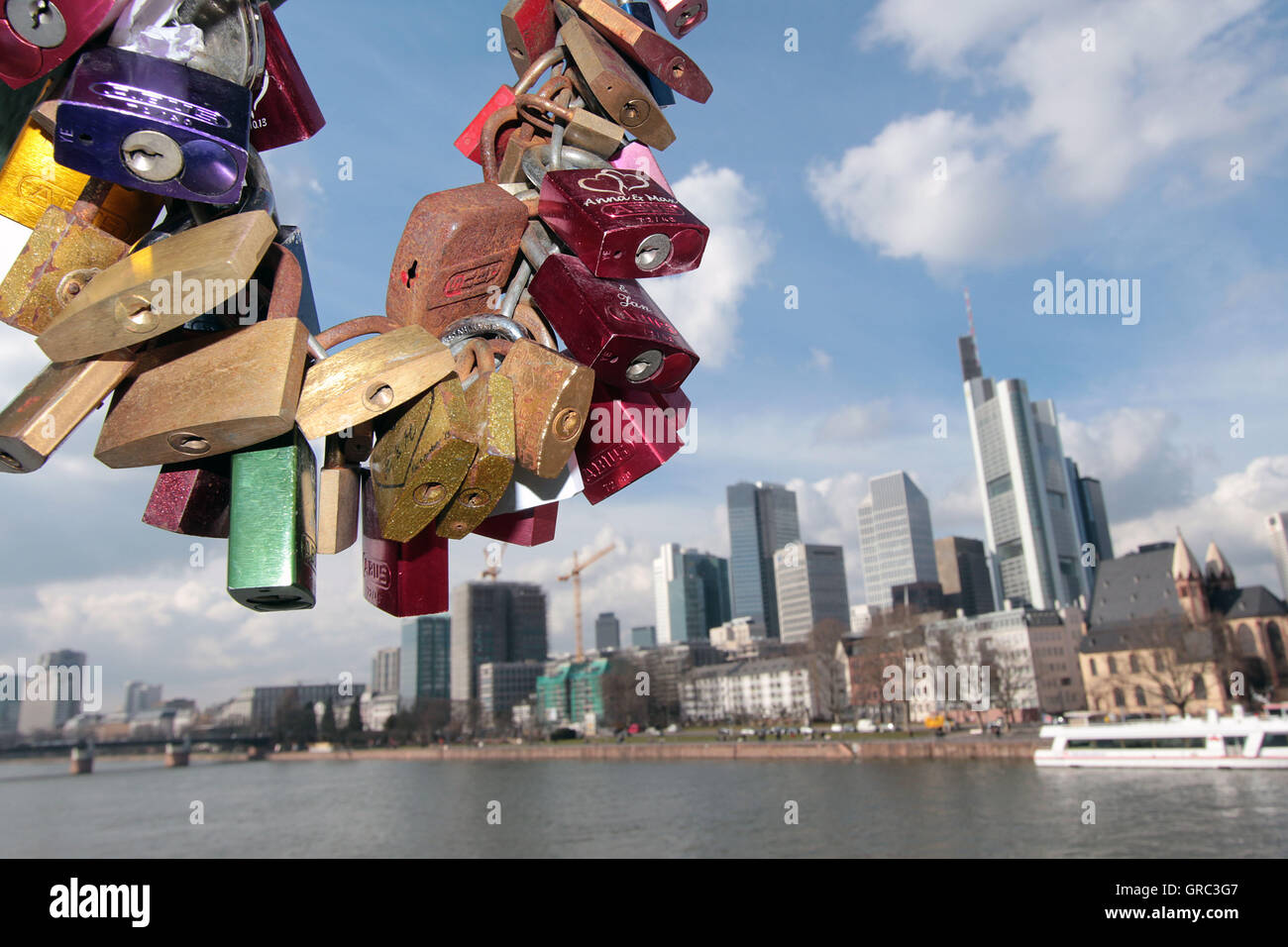 Amore si blocca con la skyline di Francoforte il Distretto Finanziario Foto Stock