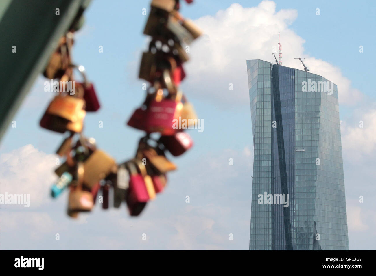 Amore si blocca con la nuova Banca centrale europea Banca centrale europea Tower Foto Stock