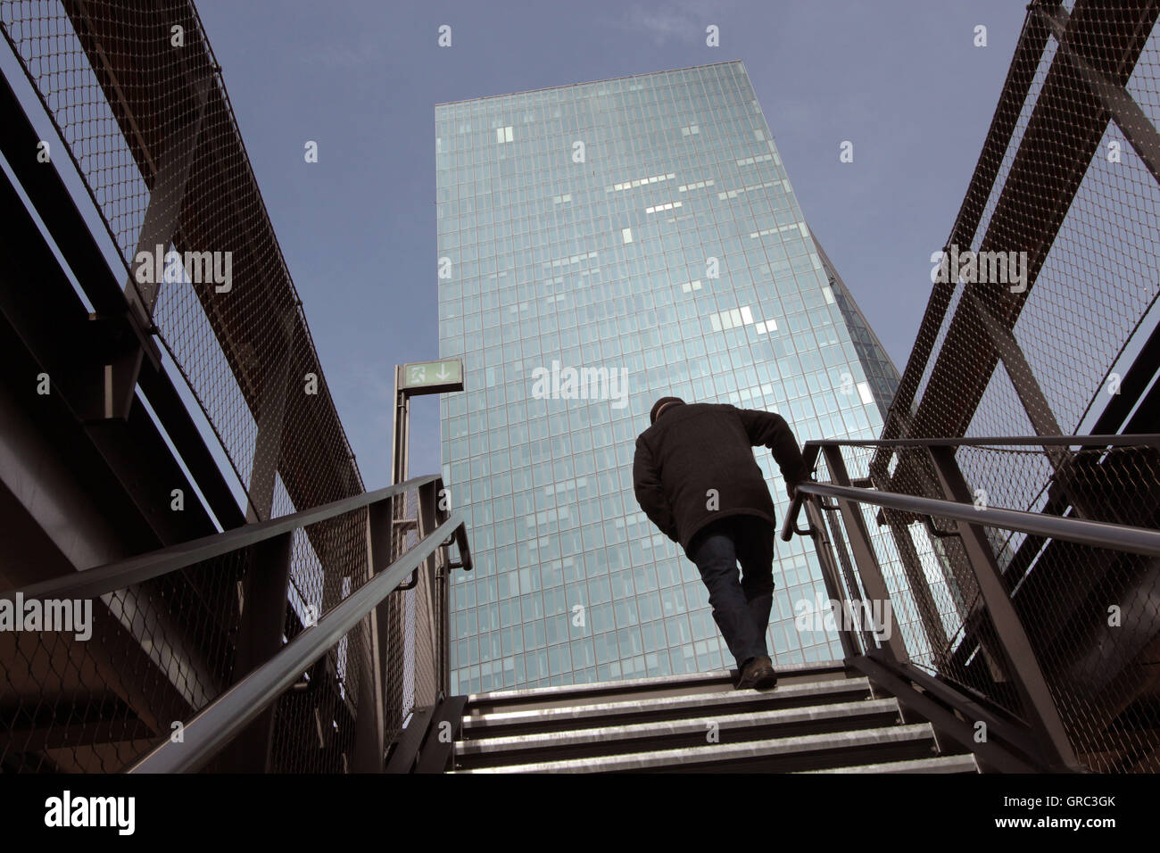 Uomo a salire le scale di fronte BCE Banca centrale europea Foto Stock