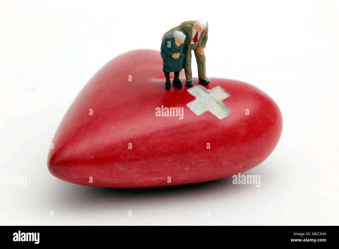 Senior Citizen in piedi su un cuore con la croce svizzera Foto Stock