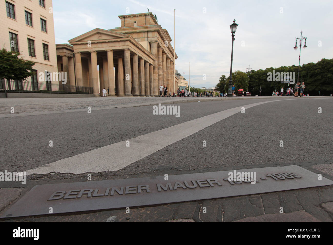 Sito della ex muro di Berlino vicino alla Porta di Brandeburgo a Berlino Foto Stock