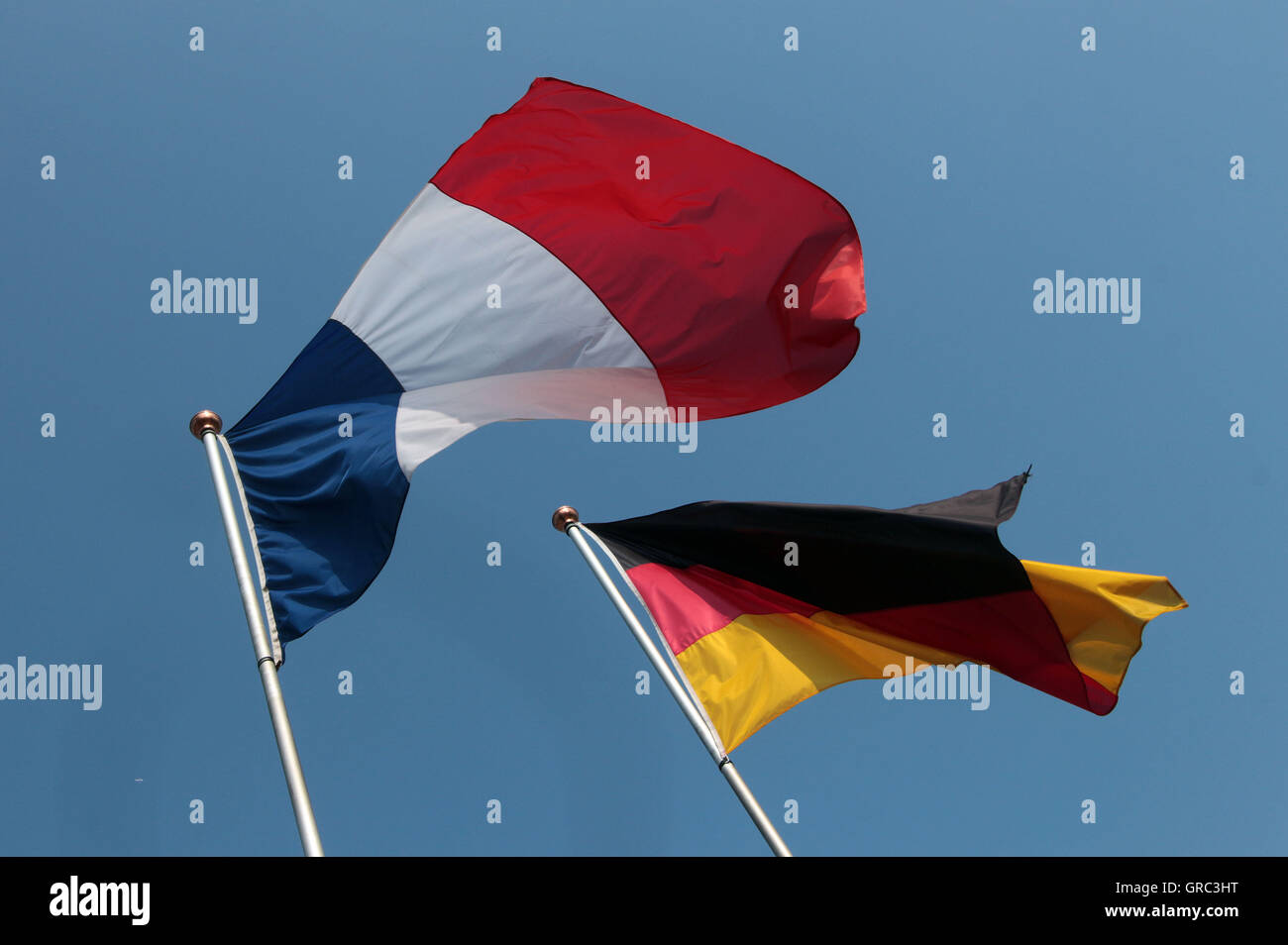 Bandiere di Francia e Germania al vento Foto Stock