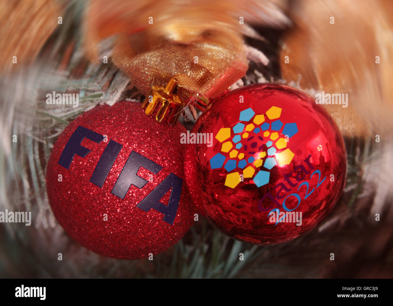 Addobbi natale con loghi di Fifa e della Coppa del Mondo 2022 in Qatar Foto Stock