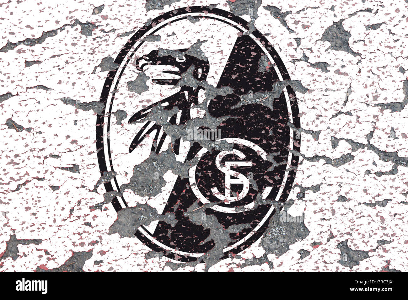Emblema di Sc Freiburg su una parete di erosione Foto Stock