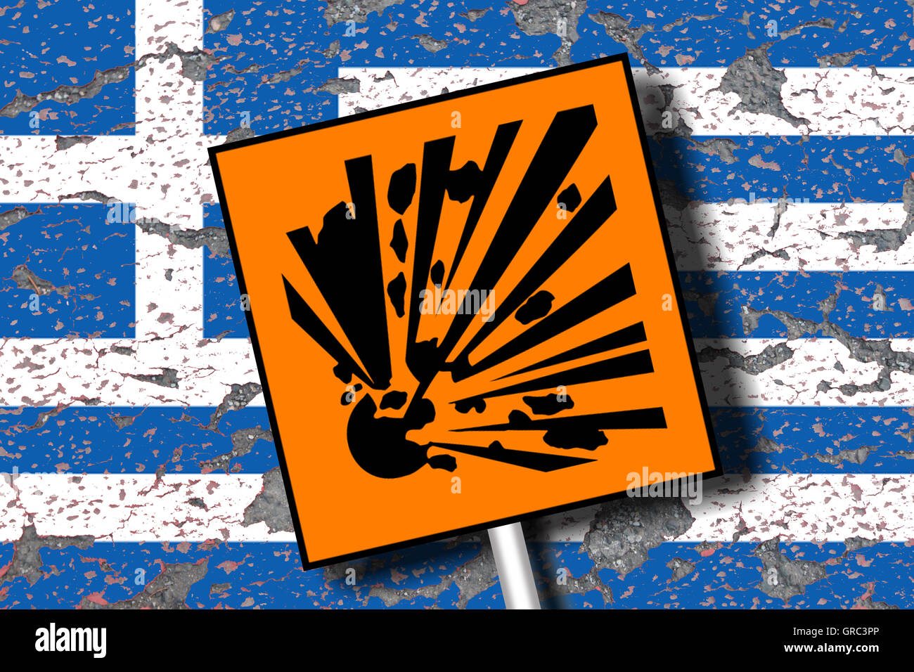 Erodendo la bandiera greca con segno di traffico attenzione Merci Pericolose esplosivi Foto Stock