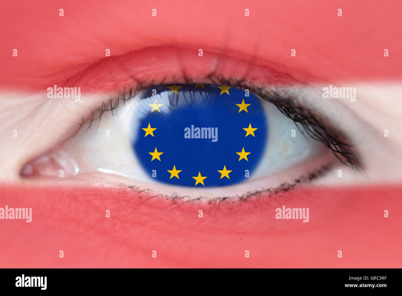 Bandiera austriaca e Ue Unione Europea bandiera con una donna s Eye Foto Stock