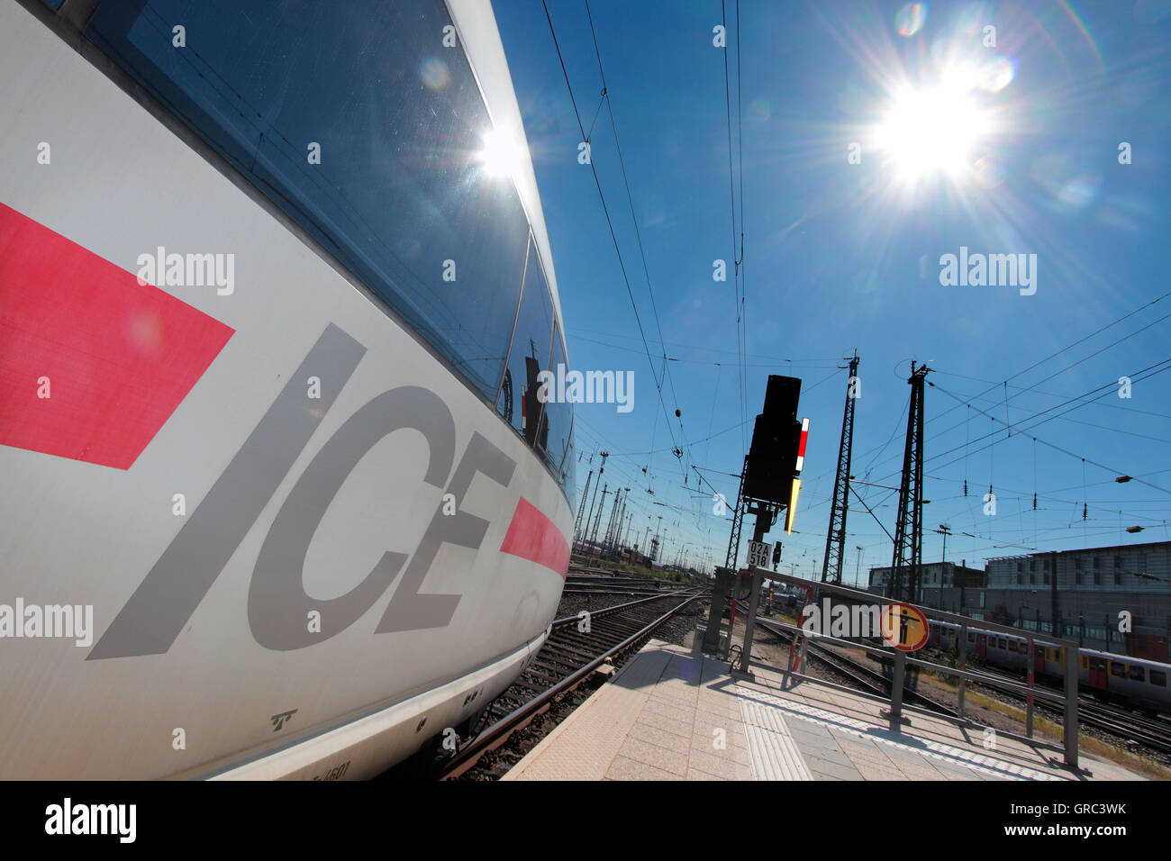 Treno Ice In estate calore alla stazione ferroviaria di Francoforte Foto Stock