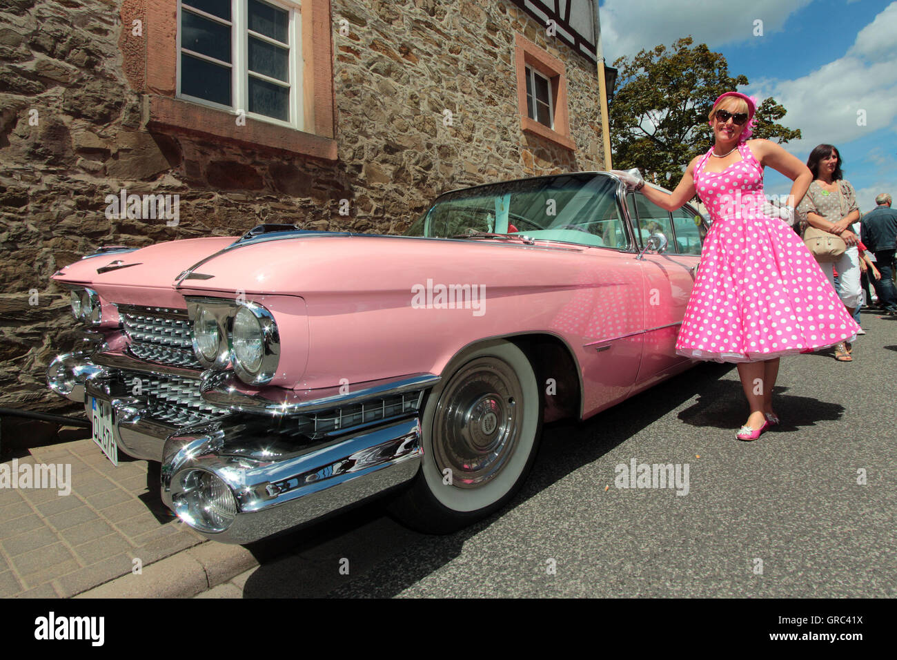 Festival Golden Oldies In Wettenberg donna in abito contemporaneo pone Foto Stock