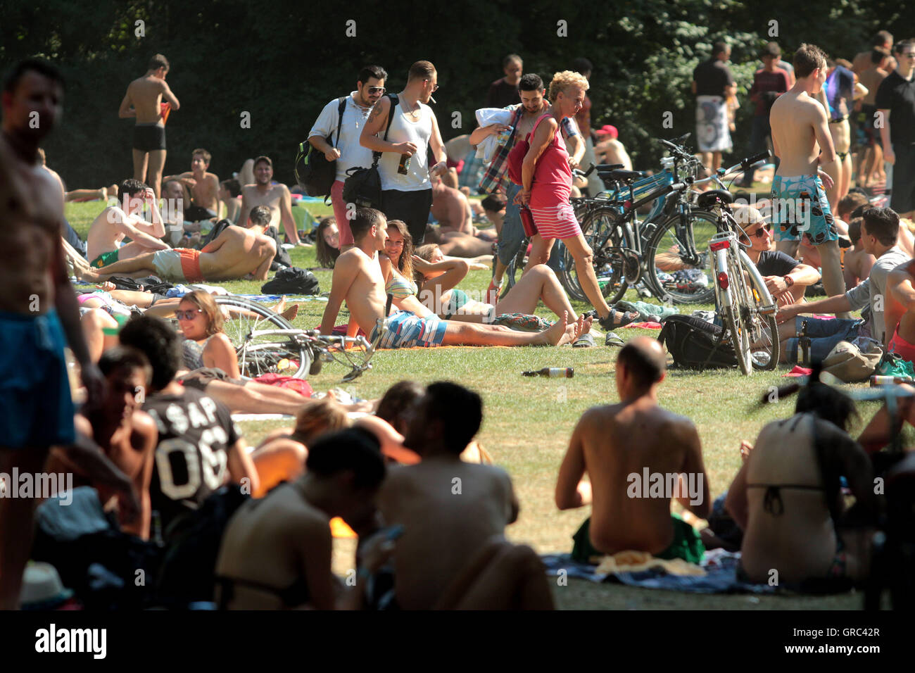Prato affollato durante l'ondata di caldo in Englischer Garten a Monaco di Baviera Foto Stock