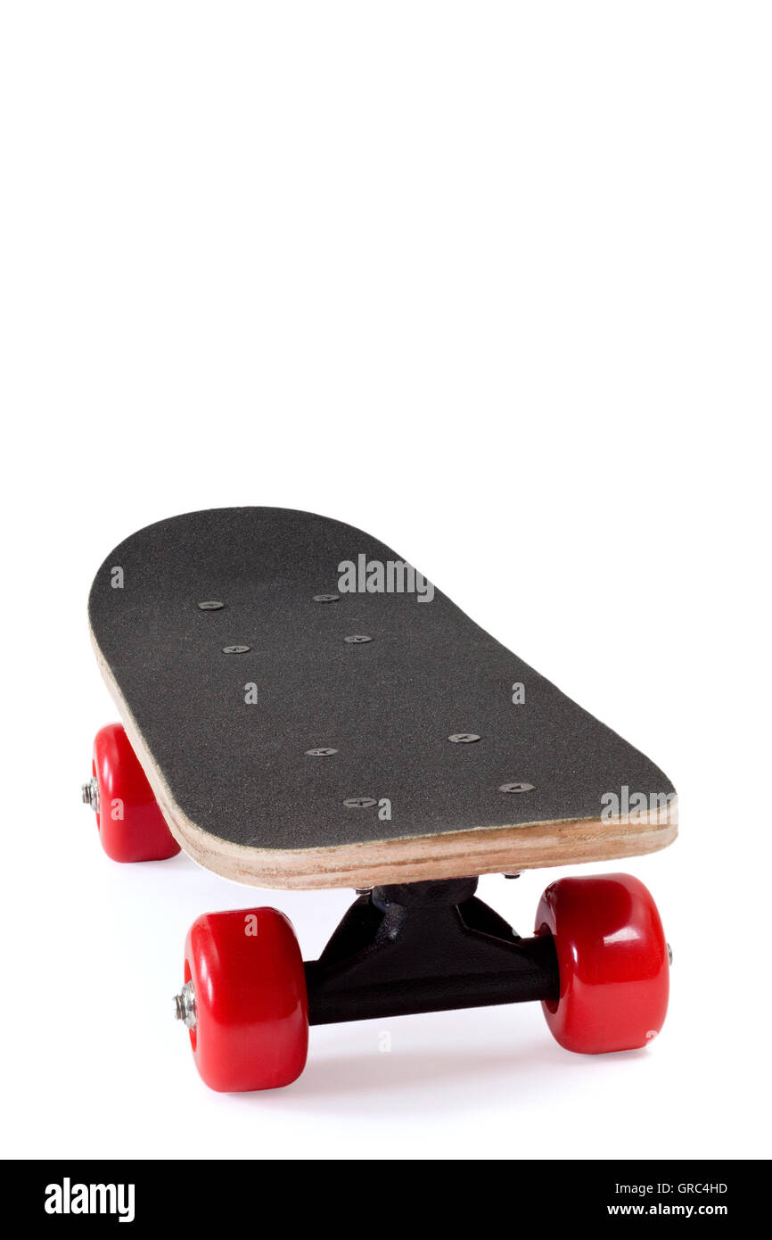 Skateboard con ruote rosse su sfondo bianco Foto Stock