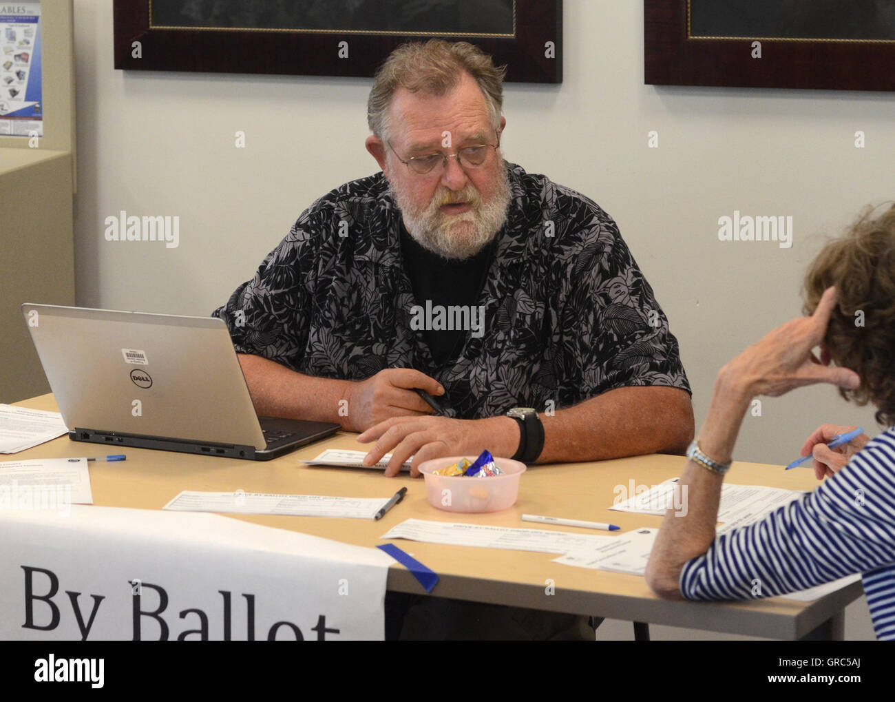 Boulder County elezione lavoratore Brad Light consente di firmare in su per elezione temporanea posizione del lavoratore. Foto Stock
