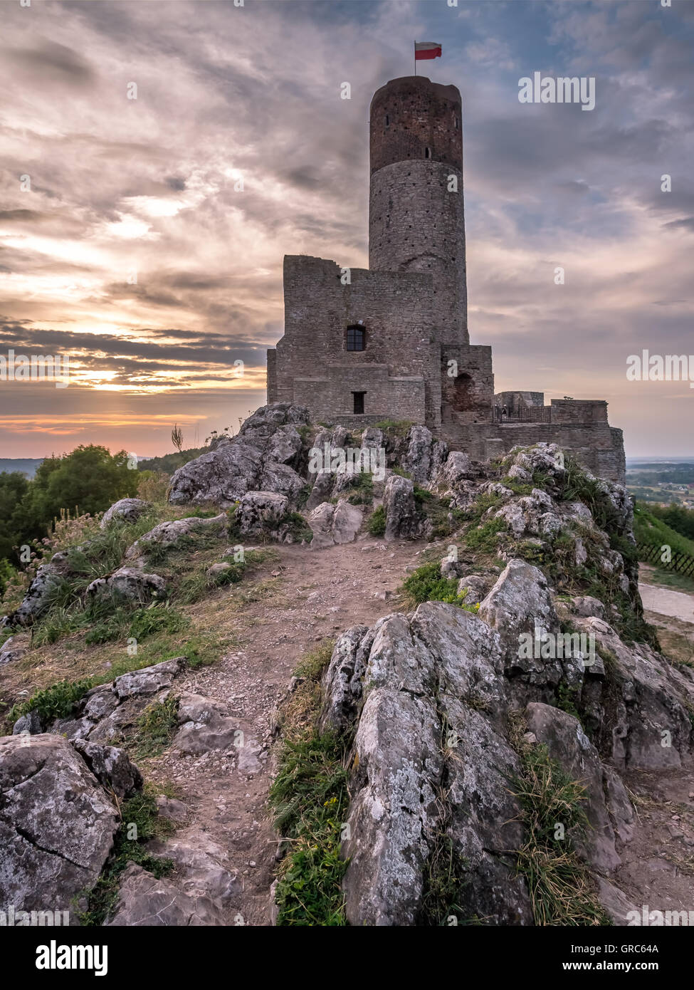 Rovine del Castello medievale in Checiny oltre il cielo al tramonto, Polonia Foto Stock