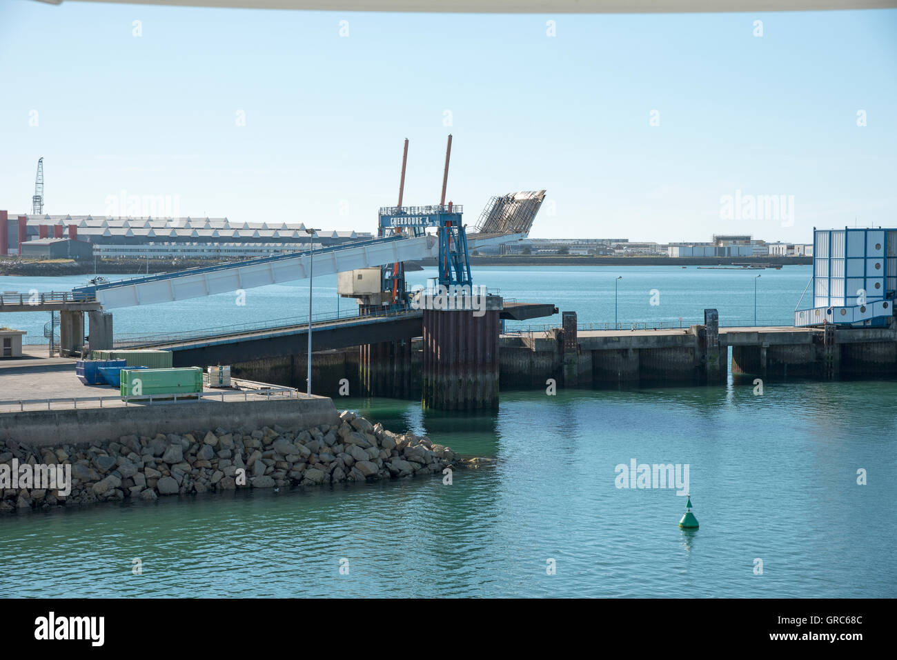 Porto di Cherbourg Francia - Una panoramica del tranquillo porto francese di Cherbourg Normandia Foto Stock