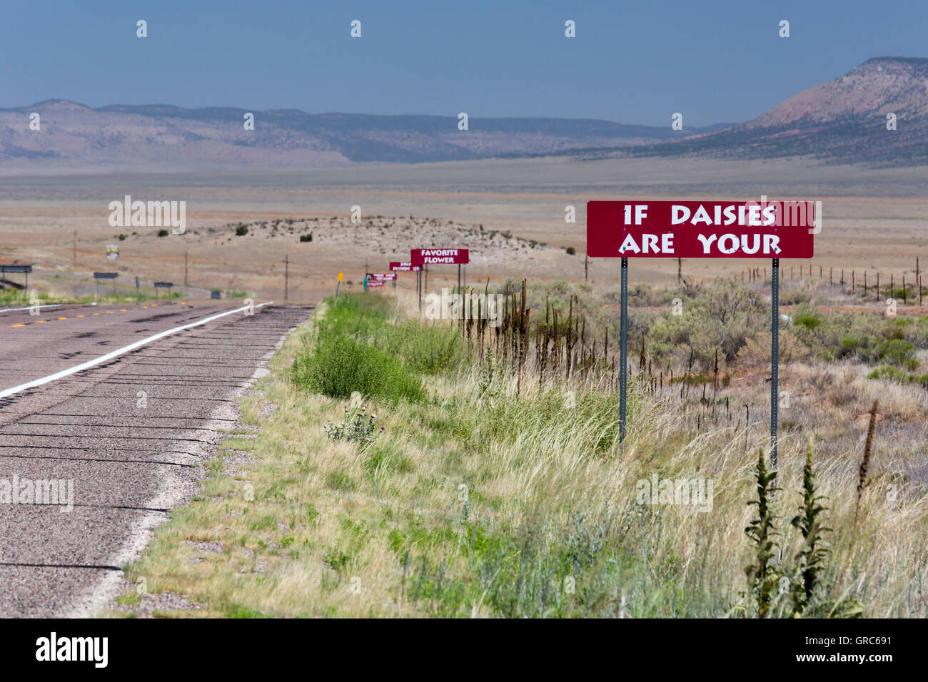Seligman, Arizona - una serie di segni Burma-Shave sulla storica Route 66. Foto Stock