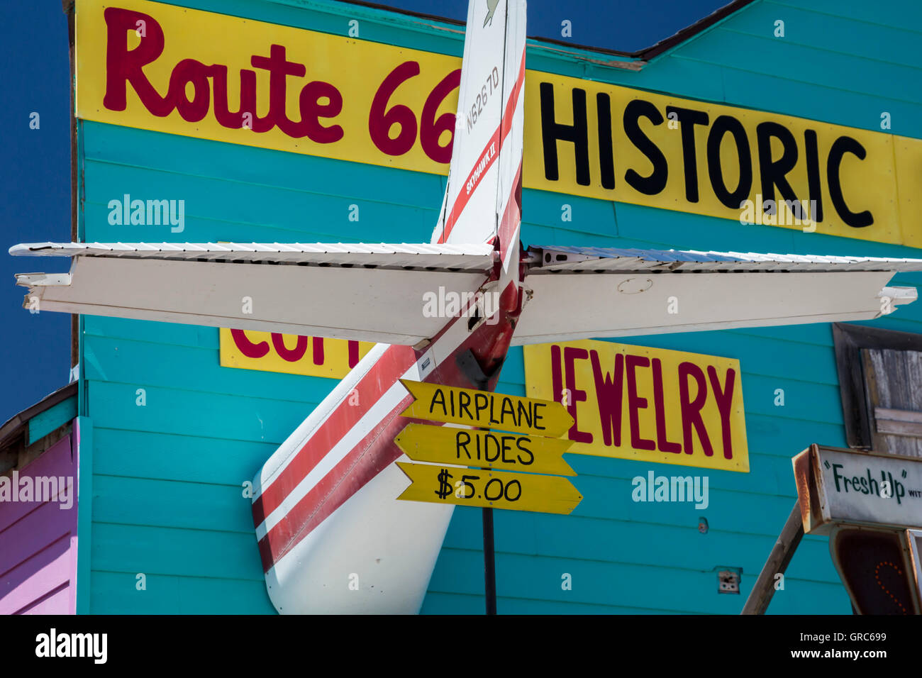 Seligman, Arizona - negozi di souvenir e altre attrazioni turistiche La linea US Route 66. Uno shop offre gite in aeroplano per $5.00. Foto Stock