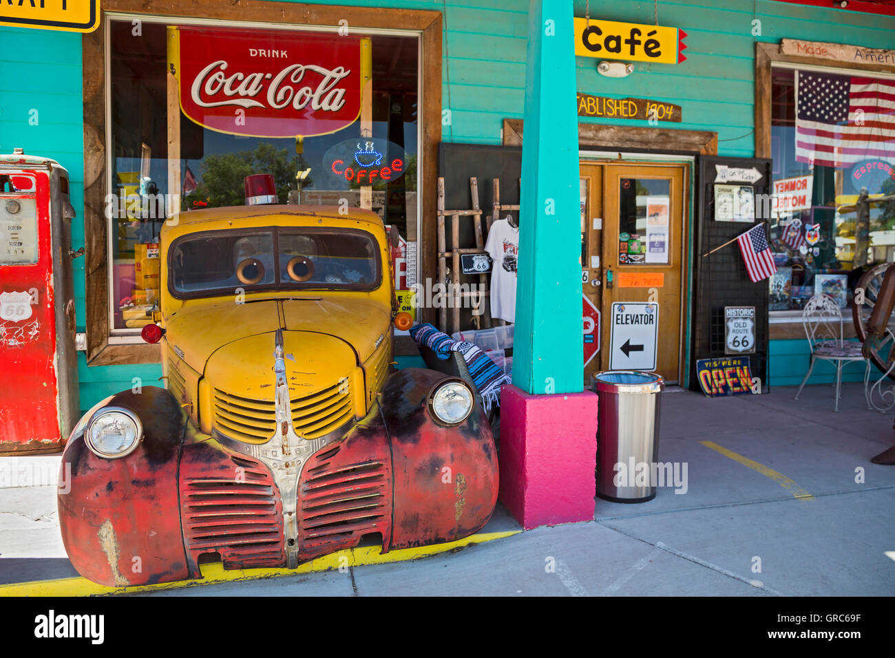 Seligman, Arizona - negozi di souvenir e altre attrazioni turistiche La linea US Route 66. Foto Stock