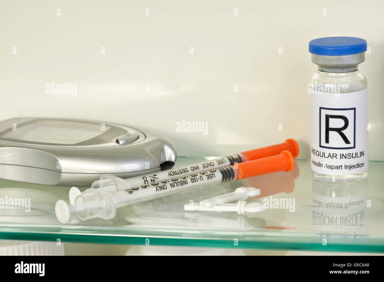 Siringhe da insulina e il glucometro sulla medicina mobile ripiano. Le etichette sono fittizi e creato dal fotografo. Foto Stock