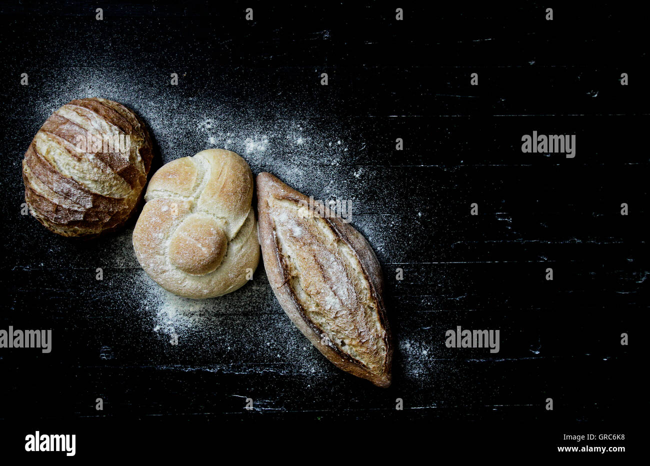 Quantità di pane cucina farina di frumento raccolto ora nel campo di lavoro del forno Foto Stock