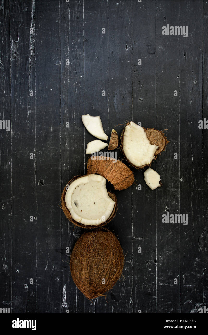 Il Cocco frutto seme raccolto ad albero la dieta di cultura alimentare legno Meteo Foto Stock