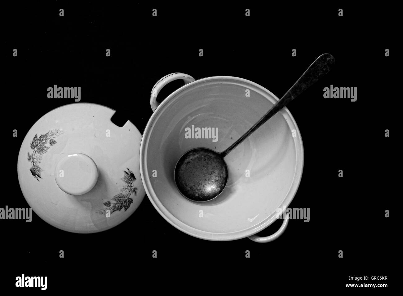 Zuppiera arnese da cucina cibo ciotola ceramica oggetto di metallo liquido di dieta Foto Stock