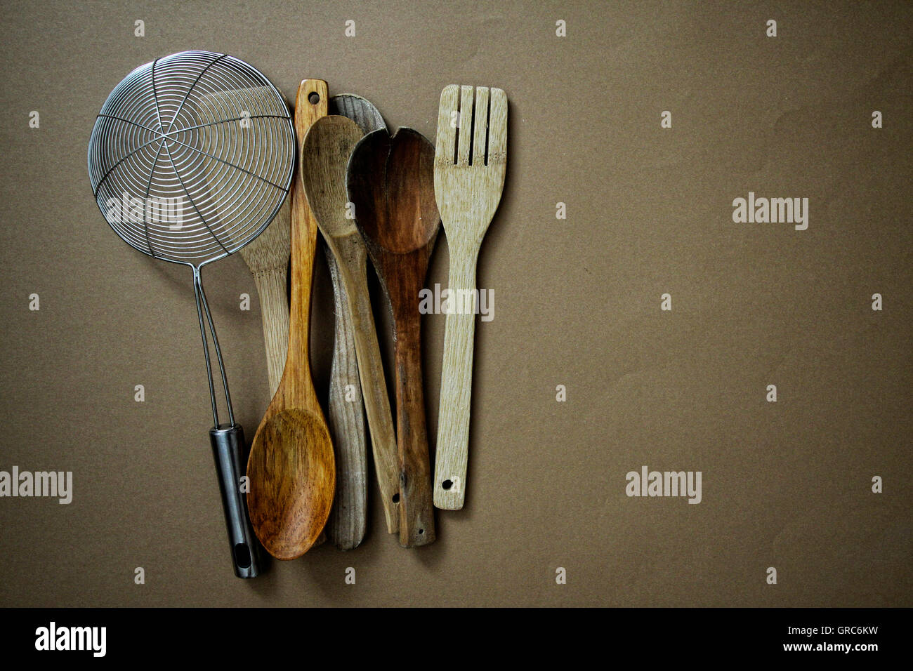 Arnese cucchiaio da cucina in legno nutrizione dieta alimentare quantità forcella metallica Foto Stock