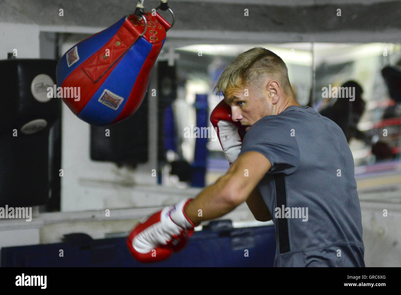 Barnsley basato boxer Andy Townend formazione presso l'Imperatrice palestra, Mexborough, South Yorkshire, Regno Unito. Foto Stock