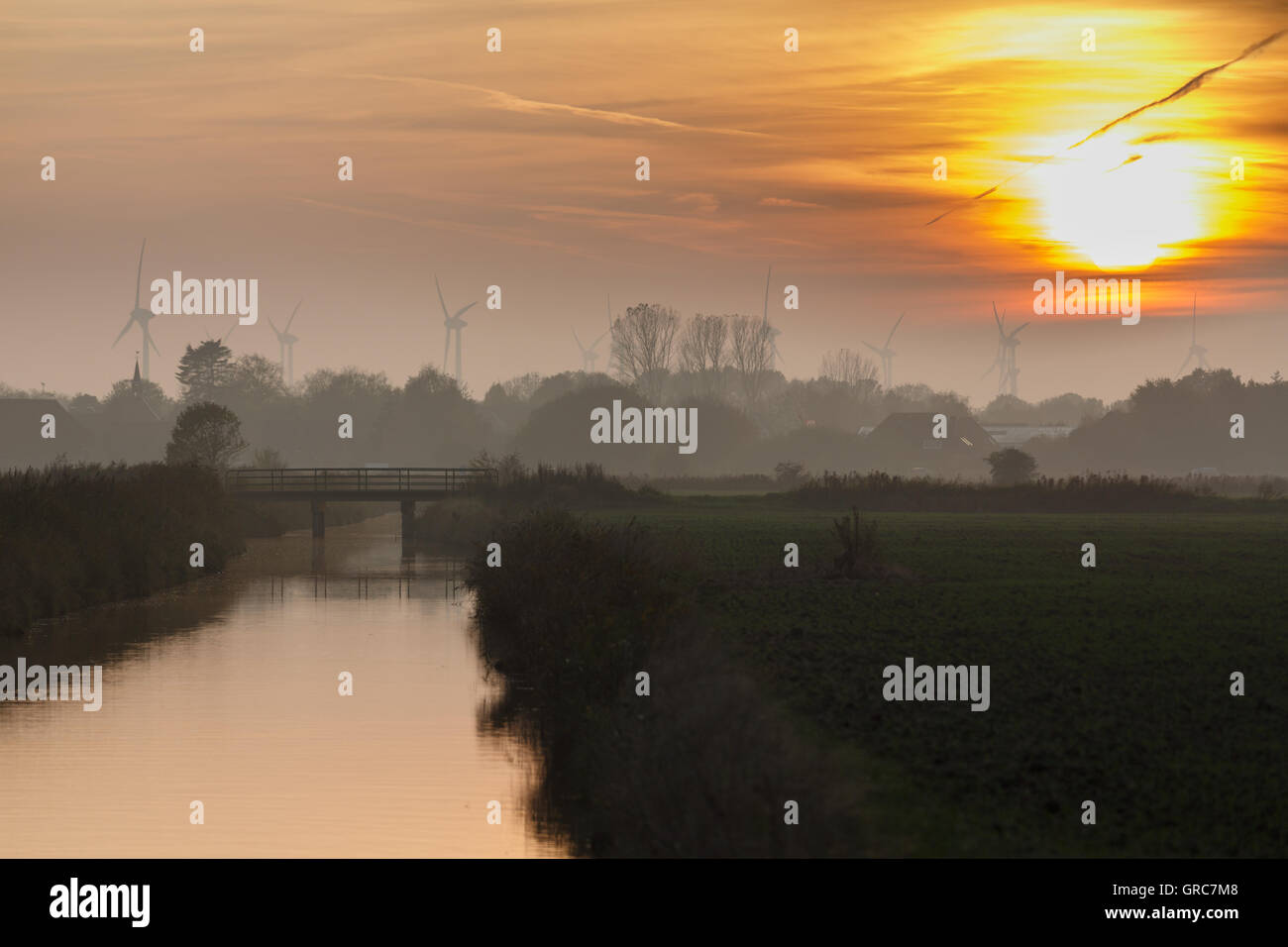 Serata autunnale sulla profondità Wybelsumer Foto Stock